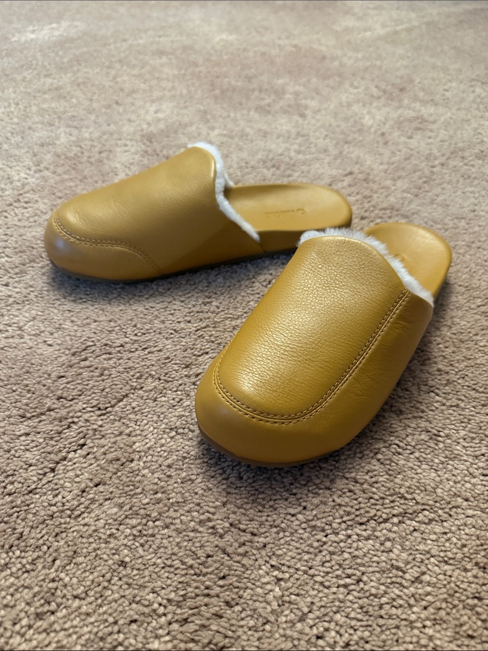 OluKai Konea Genuine Shearling Lined Mule in Saddle Color Women’s Size 7 NWT